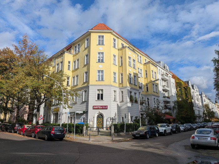 Bei schwierigeren Belichtungssituationen wie hier mit einem sehr hellen Haus und relativ schattiger Umgebung macht das Pixel die besseren Bilder. (Bild: Tobias Költzsch/Golem)